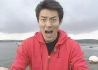 男性,赤いパーカー,驚き,屋外,湖,バラエティ