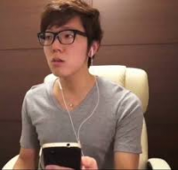 男性,メガネ,椅子,スマートフォン,イヤホン,室内,グレーTシャツ