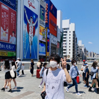 道頓堀,グリコ,大阪,観光,マスク,街並み,屋外,ピースサイン,人混み