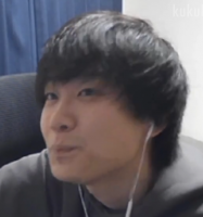 男性,イヤホン,黒髪,自撮り,室内,微笑み,灰色パーカー,kukuku